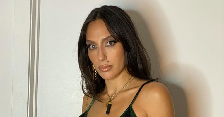 Tiktokerka pozirala na crvenom tepihu, pa shvatila da je pogrešno obukla haljinu