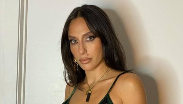 Tiktokerka pozirala na crvenom tepihu, pa shvatila da je pogrešno obukla haljinu