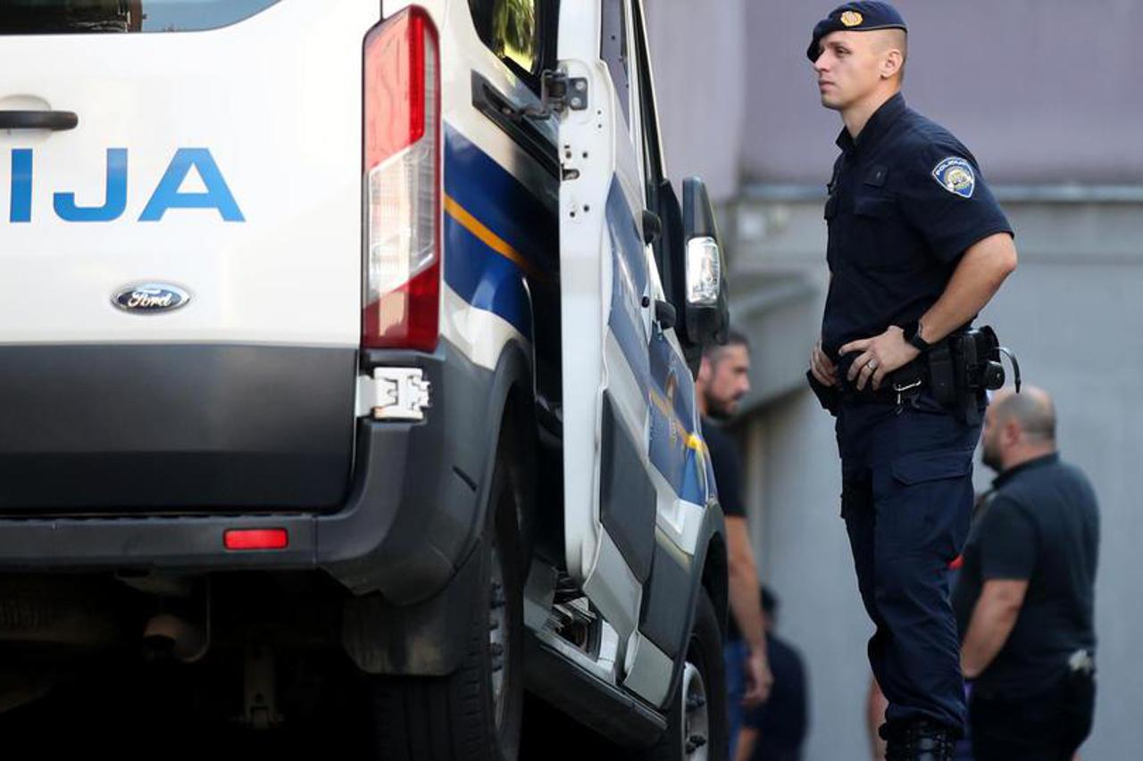Tinejdžer u Bjelovaru provalio u auto, bježao policiji i ugrizao policajca za nogu