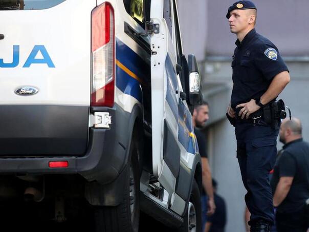 Tinejdžer u Bjelovaru provalio u auto, bježao policiji i ugrizao policajca za nogu