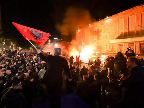 Tirana u plamenu: Bačeni molotovljevi kokteli na zgradu vlade