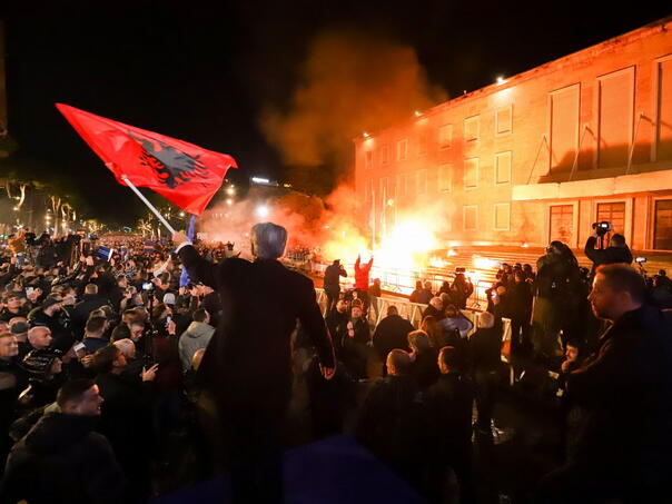 Tirana u plamenu: Bačeni molotovljevi kokteli na zgradu vlade