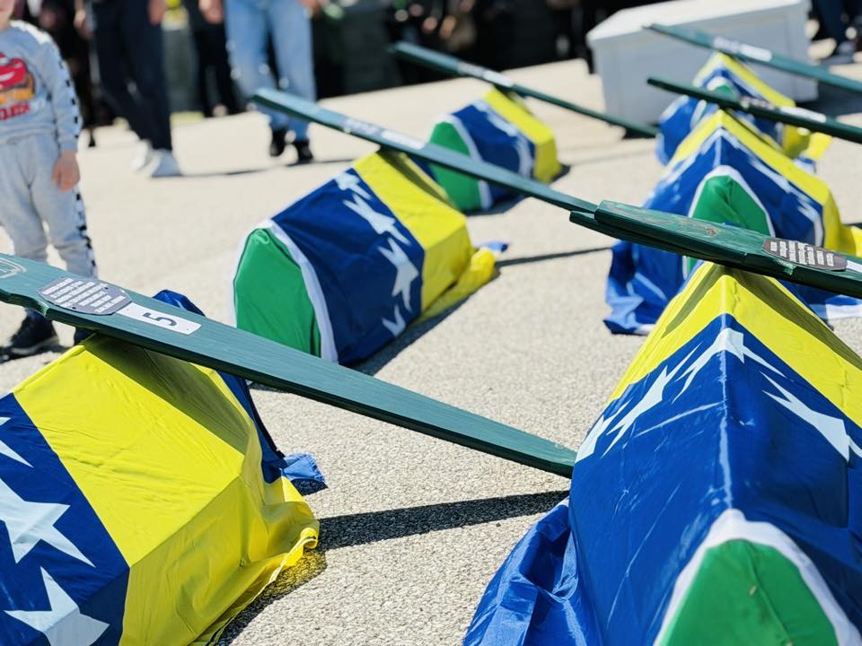 Tišina koja para dušu: U Vlasenici klanjana dženaza za šest žrtava