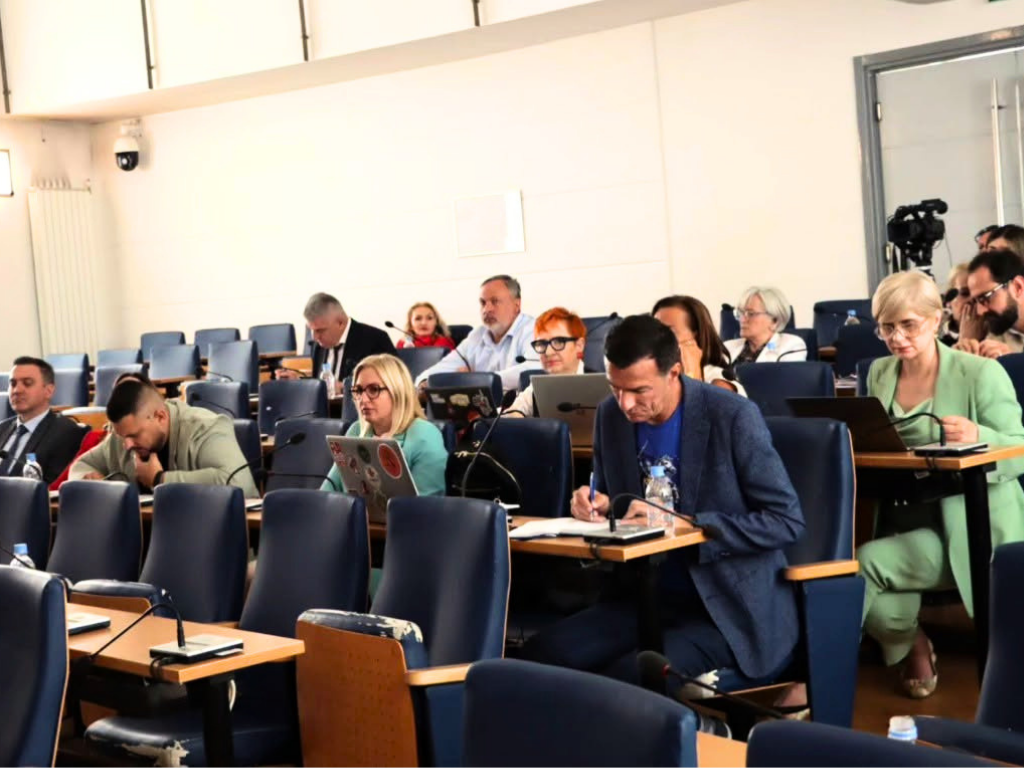 Tišina Skupštine KS: Kvoruma za glasanje nema, kao ni sjednica, ali primanja redovna