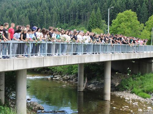 Tišina, suze i ruže za Irhada: Učenici iz Olova oprostili se od tragično preminulog druga