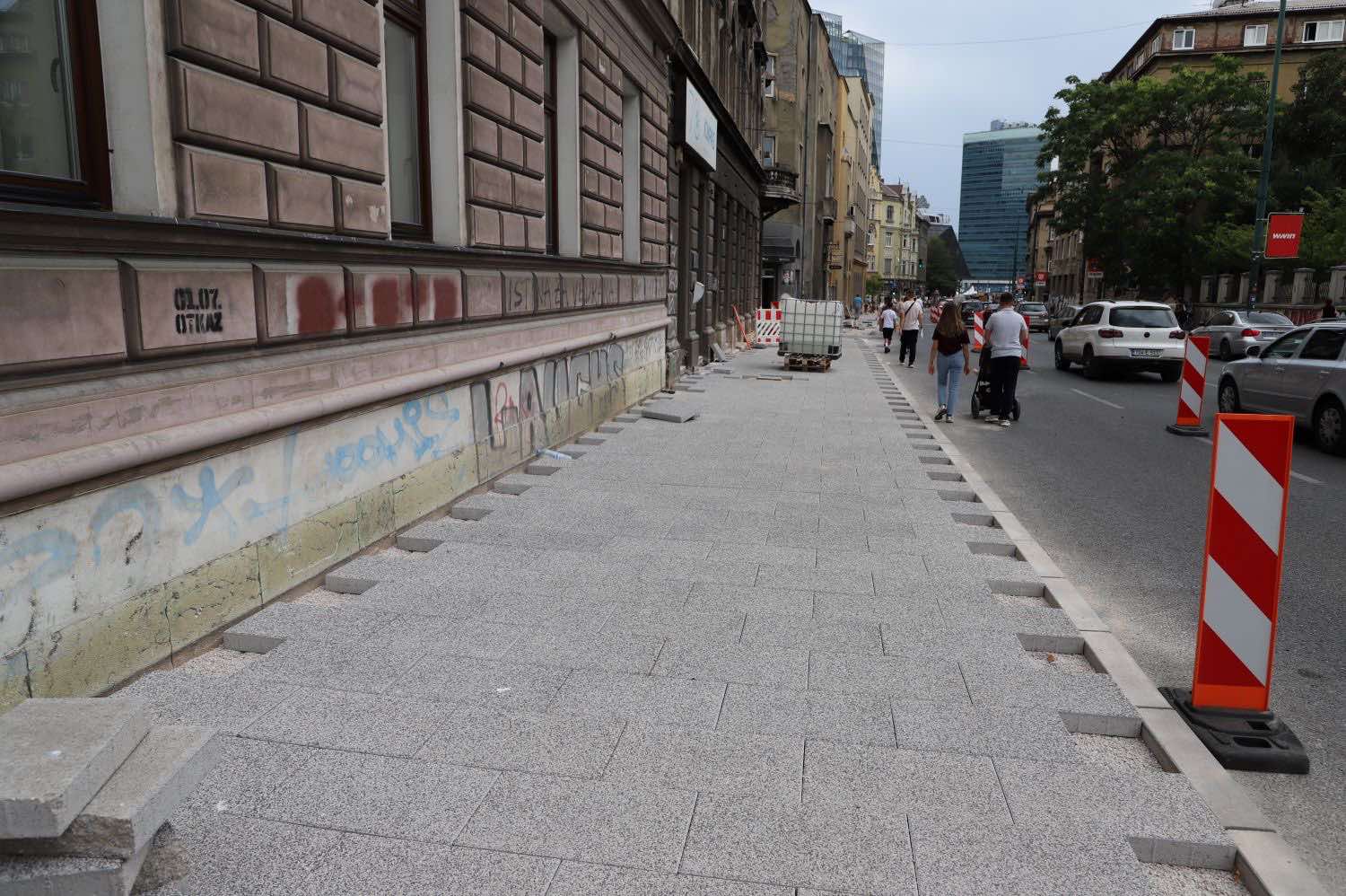 Titova u novom ruhu: U toku popločavanje pješačkog pojasa