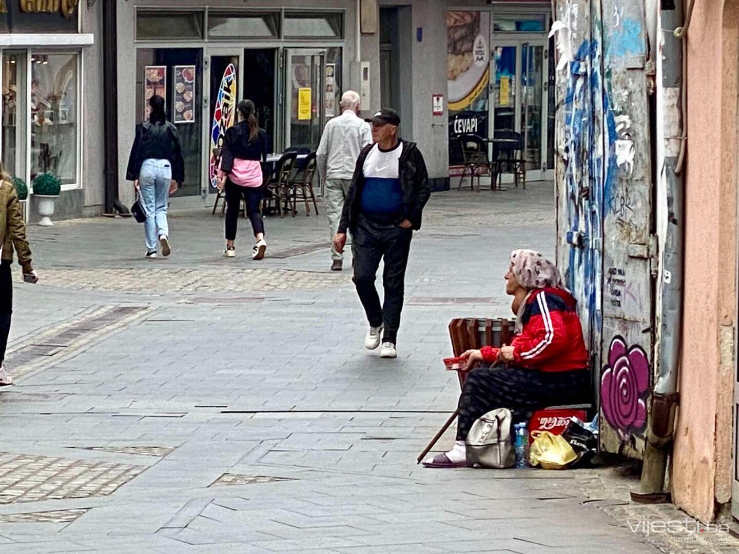 TK pooštrava mjere: Kazne i za one koji daju novac prosjacima