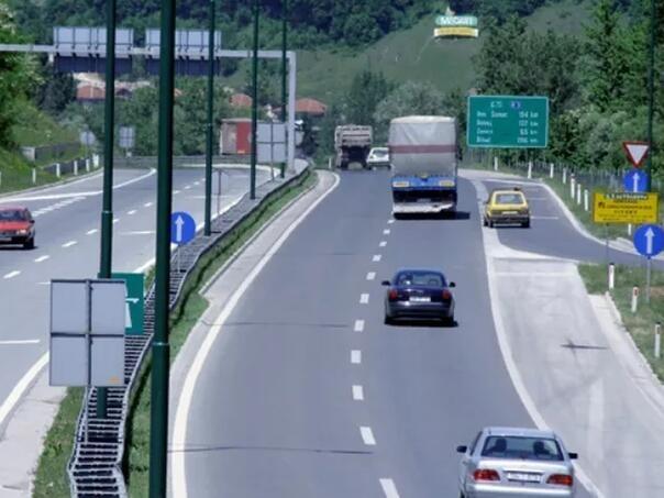 Tokom dana očekuje se pojačan promet prema izletištima i na graničnim prijelazima