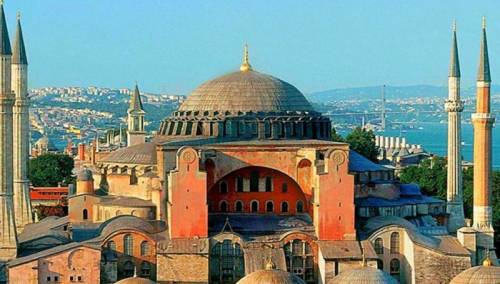 Tokom Kurban-bajrama hiljade ljudi posjećuje Aja Sofiju