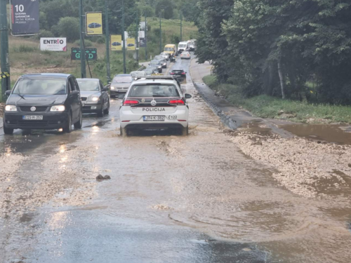 Tokom radova na Barama pukla glavna cijev, cesta pod vodom