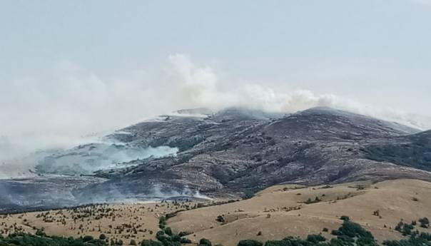 Tomislavgrad: Veliki požar iznad naselja, očekuje se helikopter Oružanih snaga