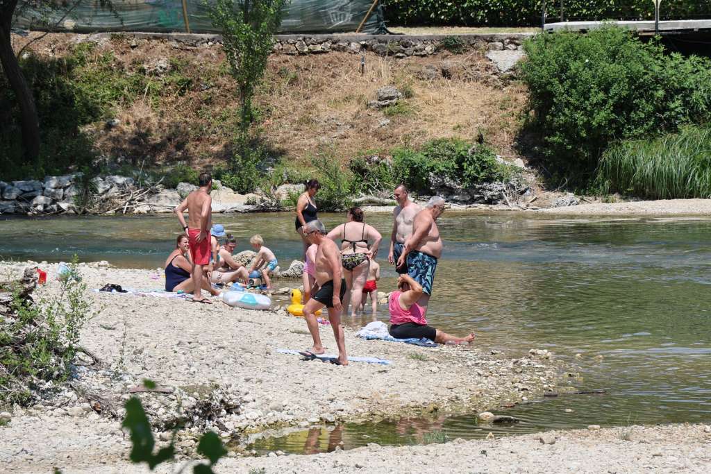 Toplotni val izmamio Mostarce na lokalna kupališta