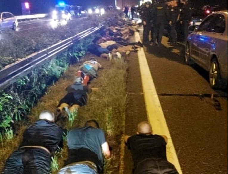 Torcida na povratku na autocesti napala policiju koja je uzvratila vatrenim oružjem