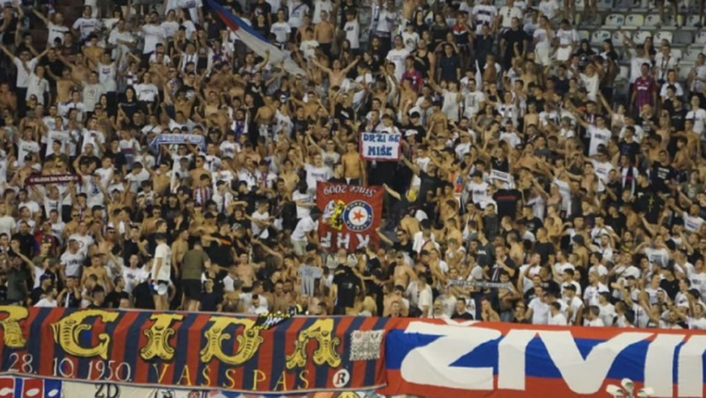 Torcida zapalila transparent fanova zločinca uz "Ratko Mladić, auf Wiedersehen"
