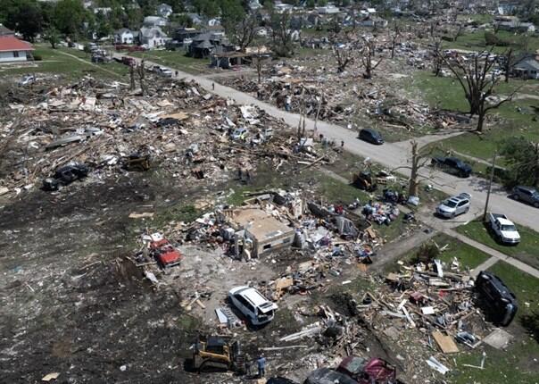 Tornada haraju SAD-om, više od 20 mrtvih, uništene stotine zgrada, autocesta...