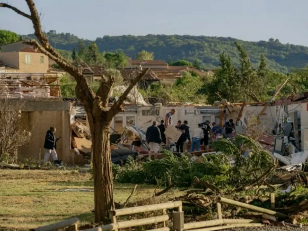 Tornado u Francuskoj čupa stabla i nosi krovove