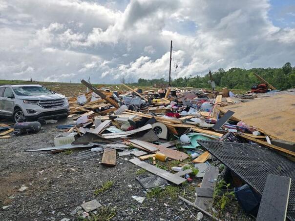 Tornado u SAD pustošio sve pred sobom: Trampov avion zarobljen, povrijeđen sin slavnog glumca