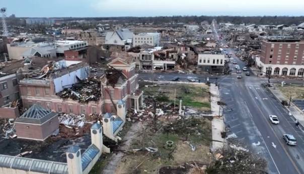 Tornado u SAD-u grad pretvorio u ruševine