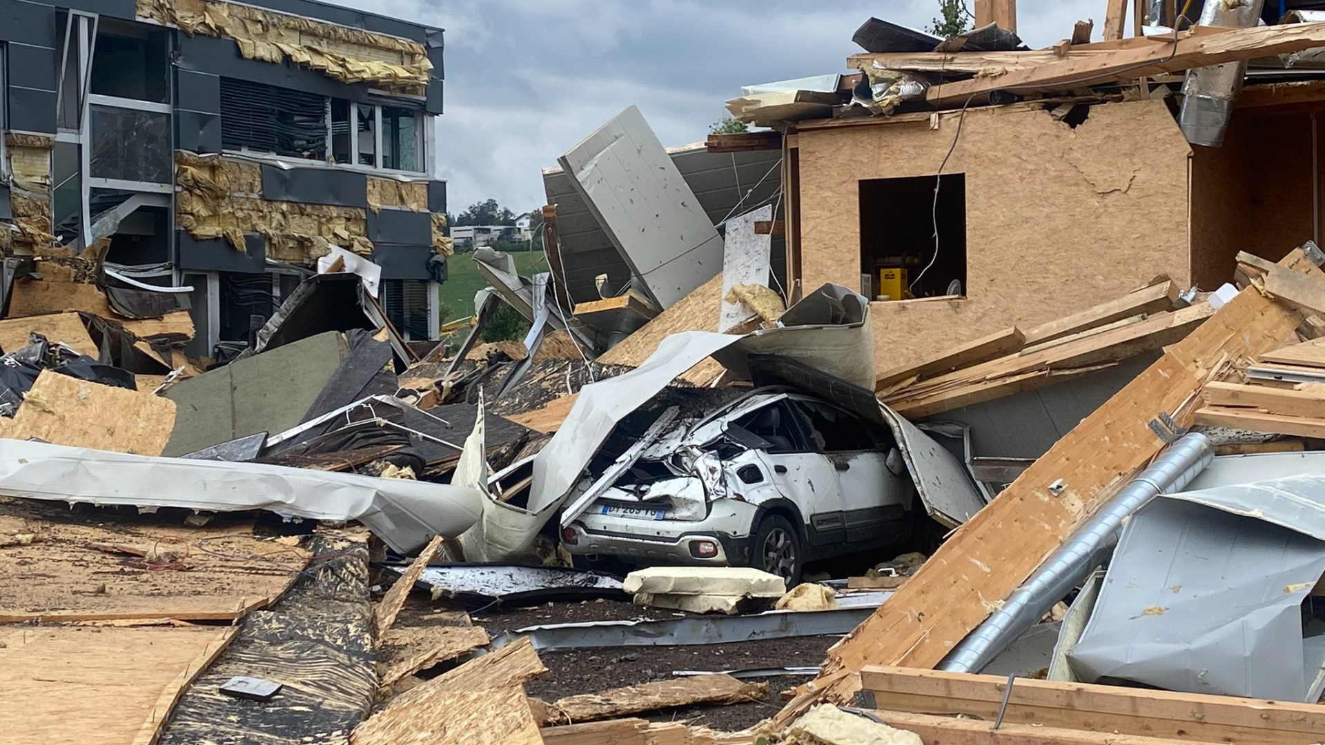 Tornado u Švicarskoj, poginula jedna osoba