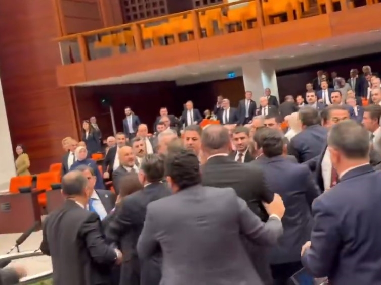Totalni haos: Tuča Erdoganovih zastupnika i opozicionara u turskom parlamentu