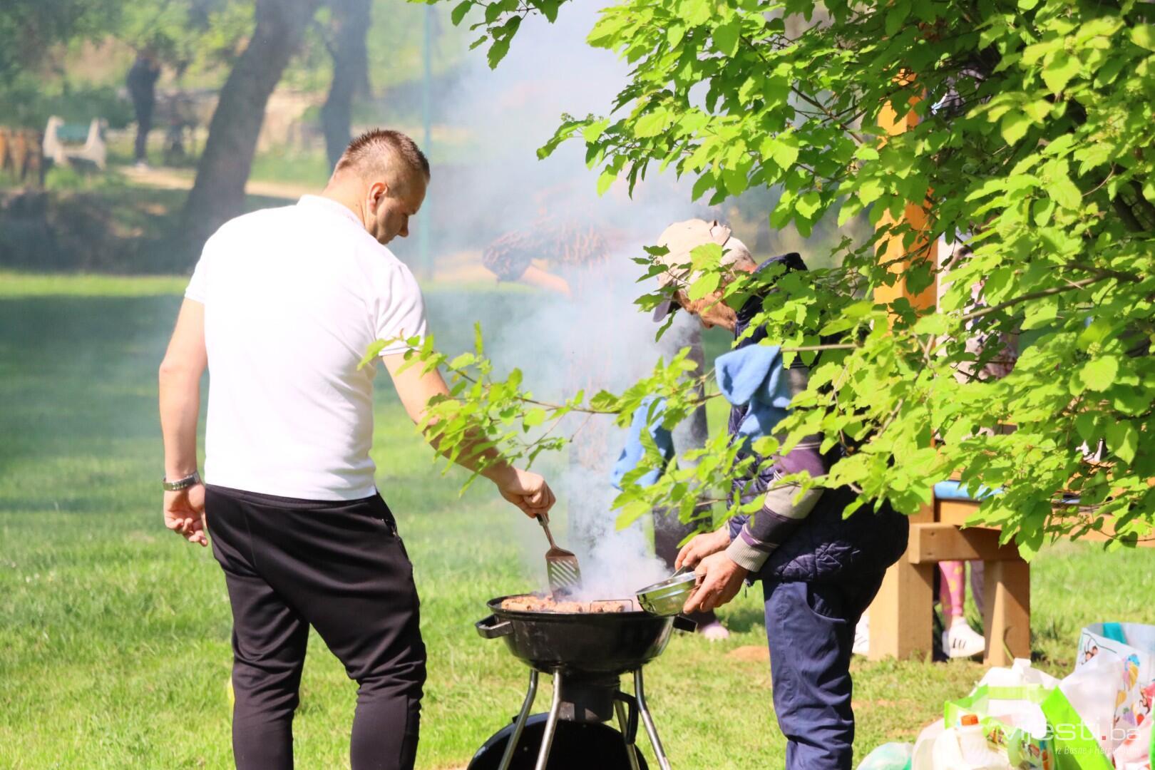 Tradicionalni roštilj, druženje i zabava: Kako je prvi maj obilježen u Sarajevu?