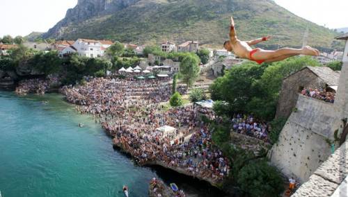 Tradicionalni skokovi sa Starog mosta u nedjelju