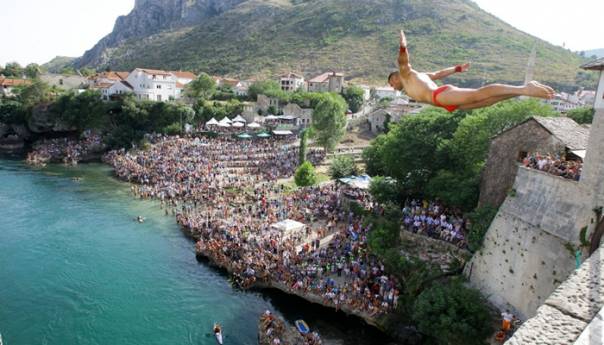 Tradicionalni skokovi sa Starog mosta u nedjelju