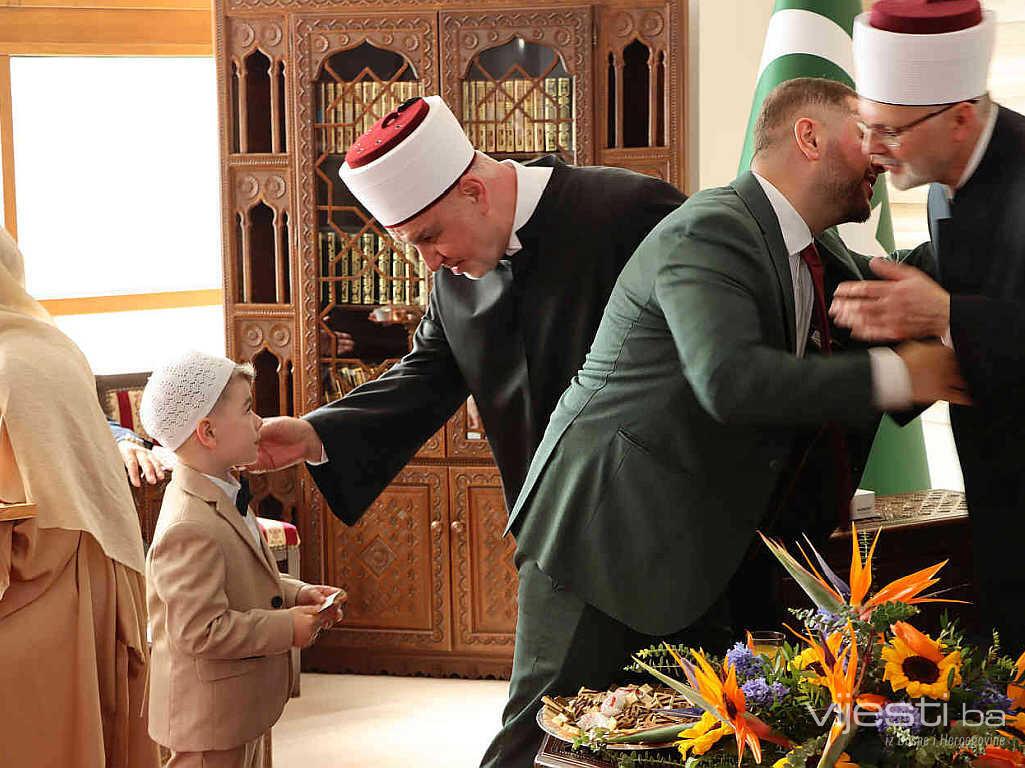 Tradicionalno bajramsko čestitanje, od poznatih lica do najmlađih