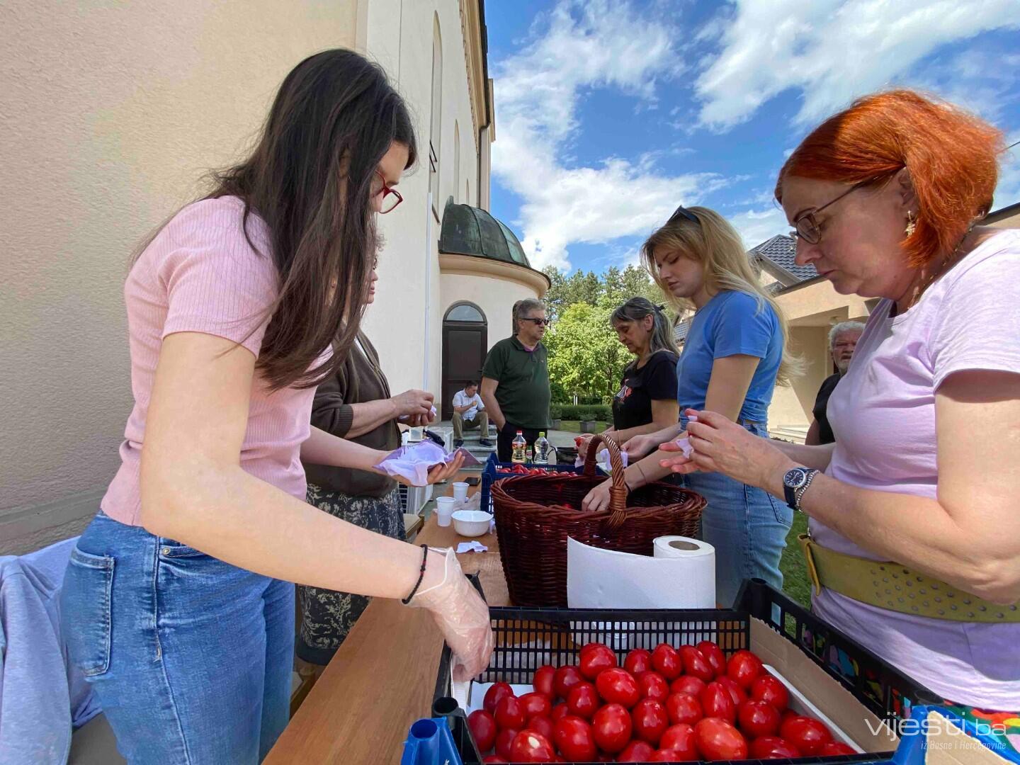 Tradicionalno predvaskršnje farbanje jaja u Tuzli: Za dan ih bude ofarbano čak 1000