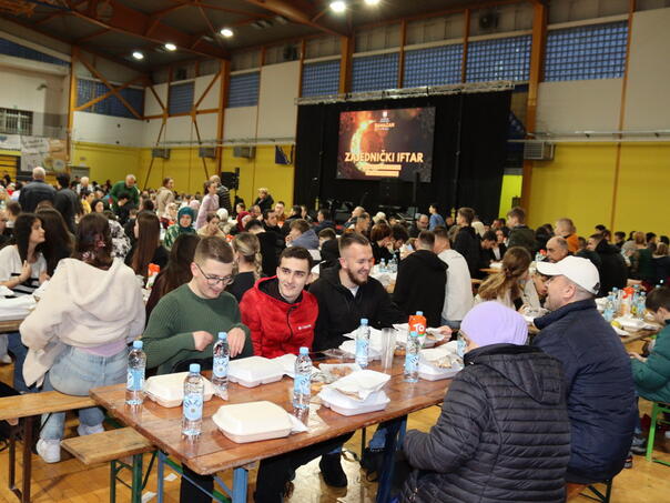 Tradicionalnom zajedničkom iftaru prisustvovalo oko hiljadu građana Mostara