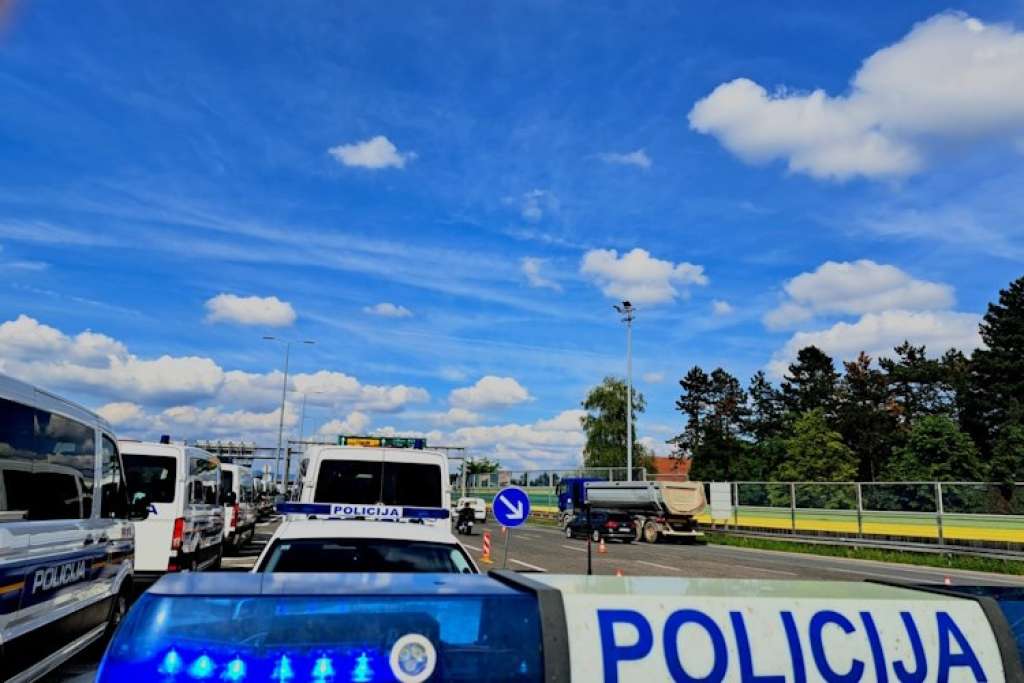 Traga se za krijumčarom koji je prešao policajcu preko noge