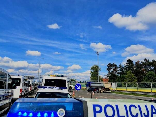 Traga se za krijumčarom koji je prešao policajcu preko noge