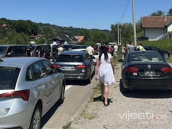 Tragedija kod Živinica: U sudaru automobila i motocikla poginula jedna osoba