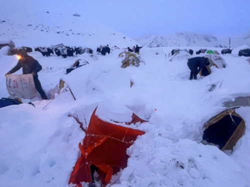 Tragedija na Himalajima: Jedan planinar smrtno stradao, stotine zarobljenih u mećavi