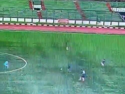 Video / Tragedija na utakmici: Grom usmrtio fudbalera