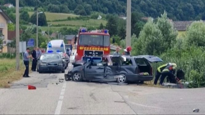 Tragedija u Bihaću: U saobraćajnoj poginule dvije osobe, vatrogasci pokušavaju izvući tijela
