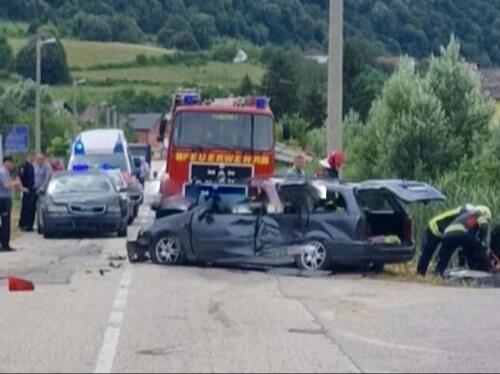 Tragedija u Bihaću: U saobraćajnoj poginule dvije osobe, vatrogasci pokušavaju izvući tijela