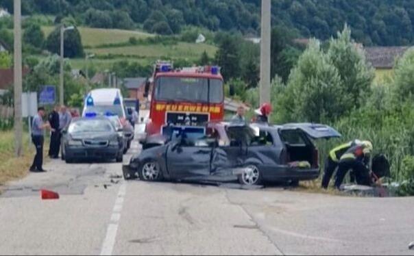 Tragedija u Bihaću: U saobraćajnoj poginule dvije osobe, vatrogasci pokušavaju izvući tijela
