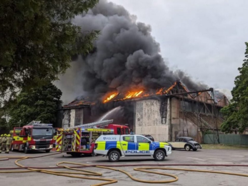 Tragedija u Engleskoj: Poginula dvojica vatrogasaca i civil u velikom požaru na bivšoj vojnoj bazi