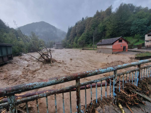 Tragedija u Fojnici: Žena se utopila u poplavljenoj kući, kćerka spašena