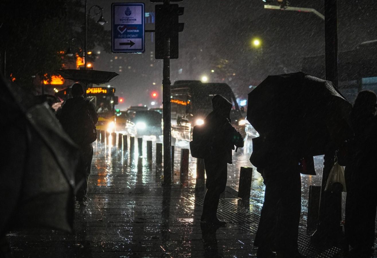 Tragedija u Istanbulu: Dječak poginuo od strujnog udara u poplavama