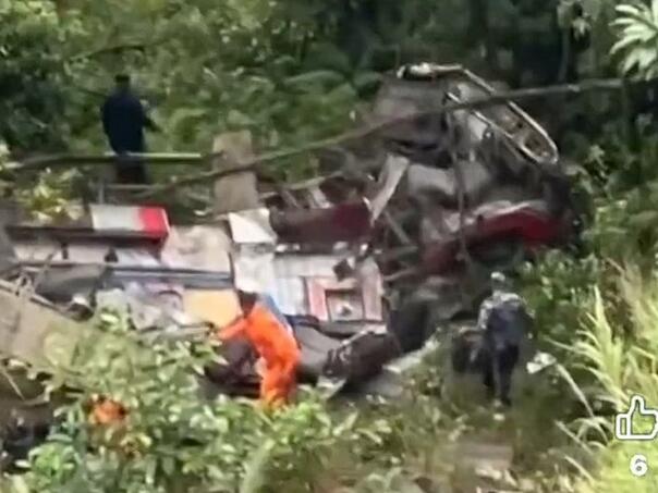 Tragedija u Nepalu: Školski autobus pao u provaliju, ima mrtvih