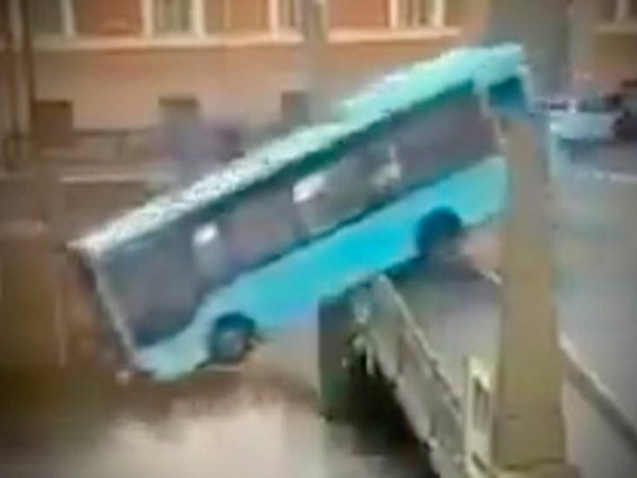 Video / Tragedija u Rusiji: Autobus probio ogradu i pao u rijeku