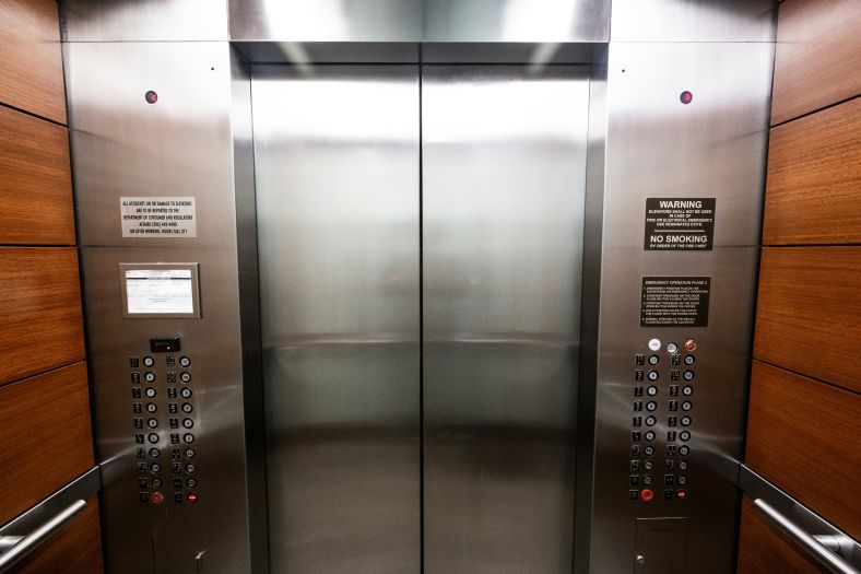 Tragedija u Srbiji: Lift pao na radnika i usmrtio ga