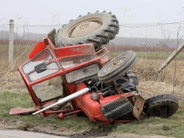 Tragedija u Tuzli: Muškarac preminuo nakon prevrtanja traktora