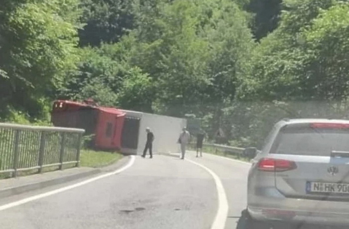 Tragičan epilog saobraćajne nesreće kod Kladnja, vozača izvukli mrtvog iz kamiona