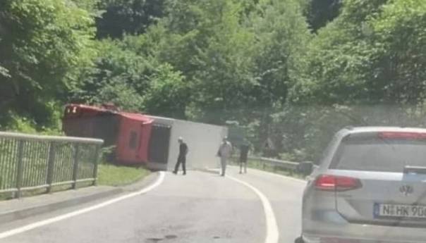 Tragičan epilog saobraćajne nesreće kod Kladnja, vozača izvukli mrtvog iz kamiona