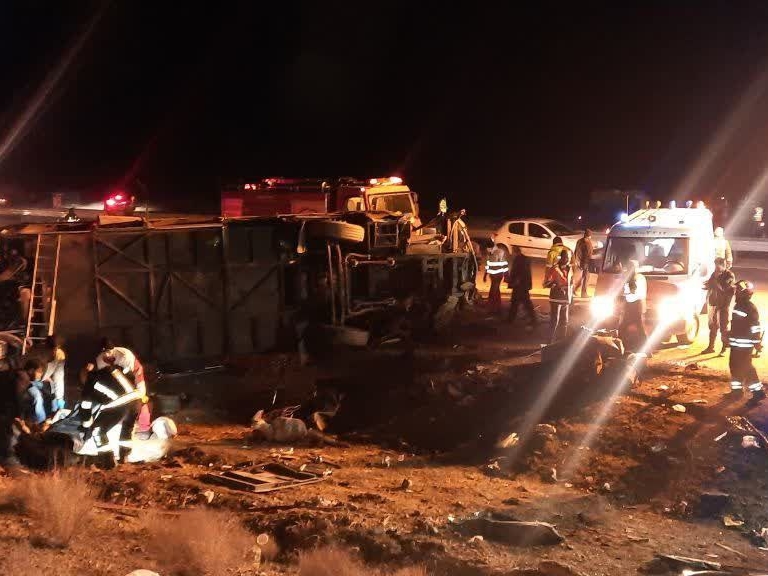 Tragična nesreća u Iranu: Prevrnuo se autobus, poginulo 13 osoba