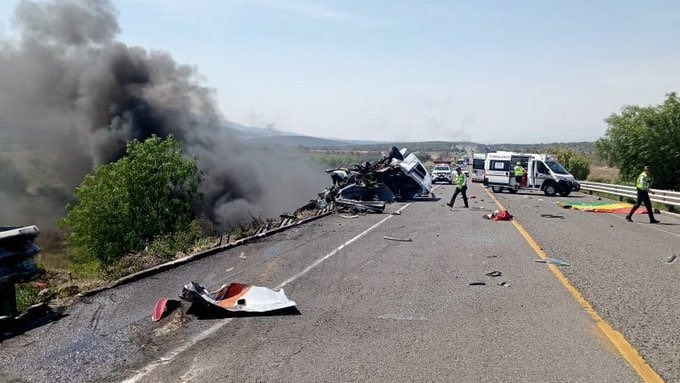 Tragična nesreća u Meksiku: Najmanje 21 osoba poginula u sudaru tri vozila