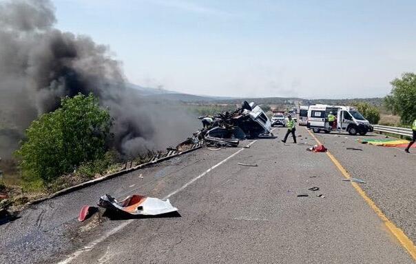 Tragična nesreća u Meksiku: Najmanje 21 osoba poginula u sudaru tri vozila